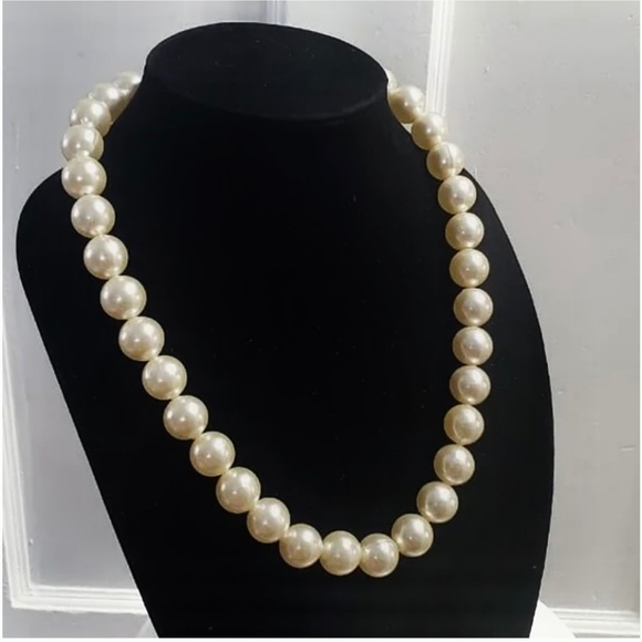 Cream Faux Pearl Necklace. 🌴 - Picture 6 of 6